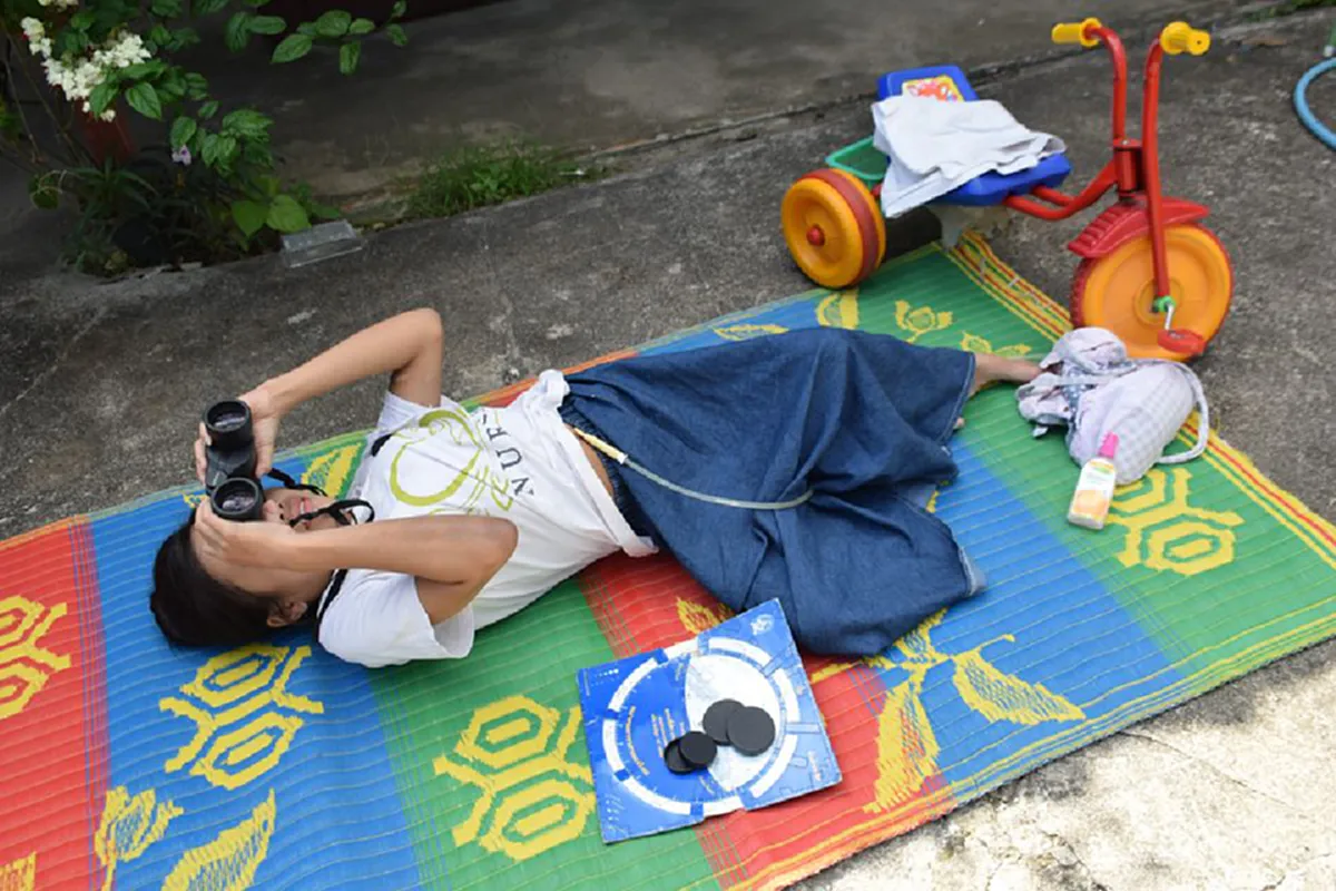 สุดซาบซึ้ง!!!น้องพิการครึ่งตัวไม่เคยเรียนหนังสือทราบข่าวในหลวง ร.๙ สวรรคต เขียนพระบรมสาทิศลักษณ์ไว้บูชาด้วยมือตนเอง