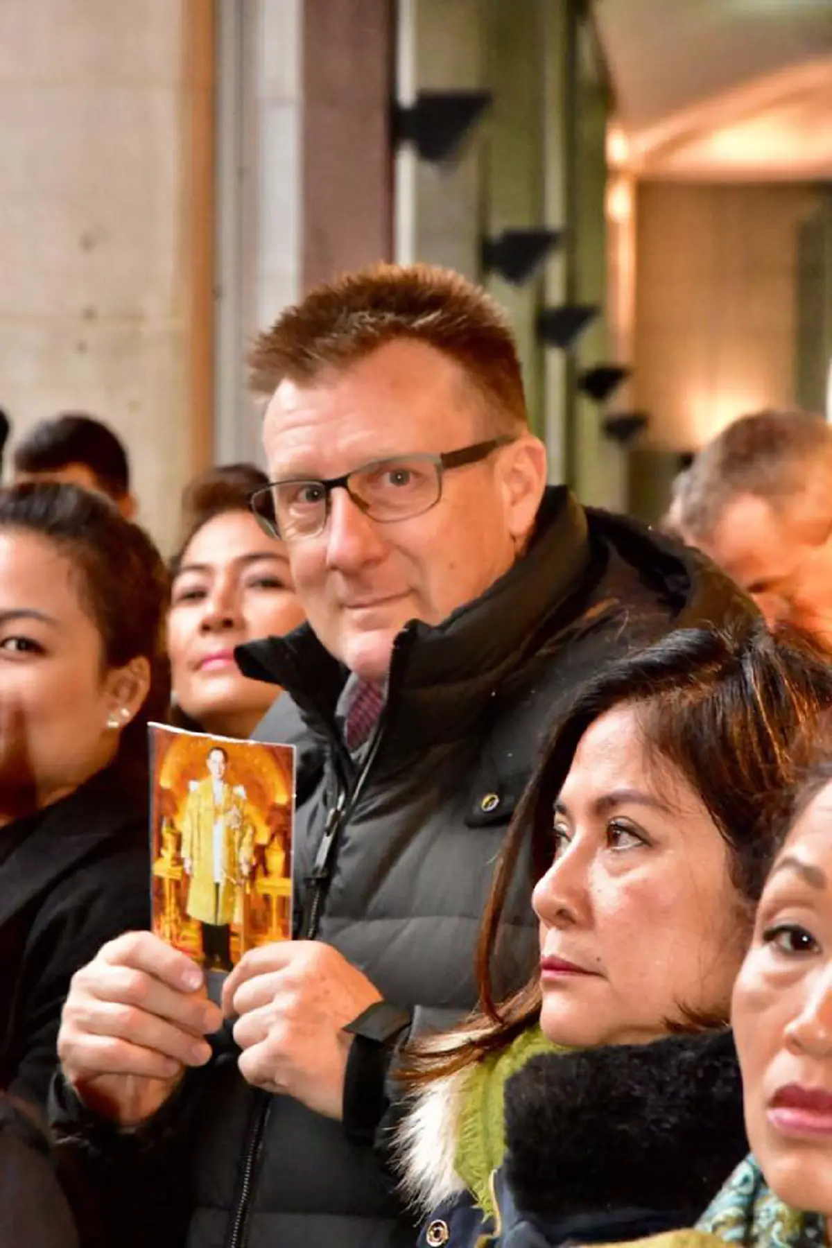 เป็นที่ประจักษ์ !!!  "ชาวสวิสเซอร์แลนด์ " นับพันคน  ร่วมเดินขบวนสดุดี "ในหลวงรัชกาลที่ 9" ยกย่องพระมหากษัตริย์นักพัฒนา 