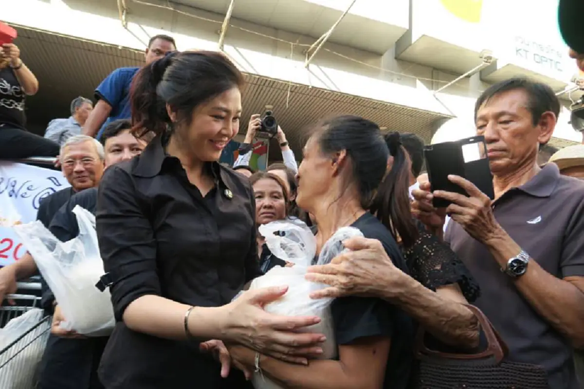 ไหนว่ามาขายข้าว แต่พอฟังยิ่งลักษณ์ นี่มันเหมือนมาหาเสียงเลย ...ตีบทอ้อนพ่อยก แม่ยก คิดถึง ไม่ได้เจอกันนาน