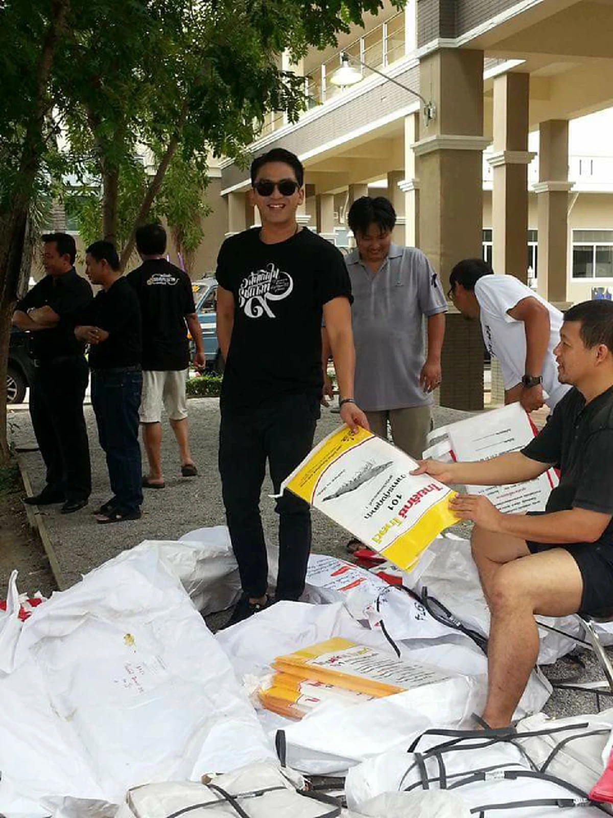 คนเพชรฯตัวจริง!!! "ป๋อ ณัฐวุฒิ" ลงพื้นที่น้ำท่วมมอบกระสอบทรายพร้อมอาหารช่วยเยียวยาเดือดร้อน ชาวบ้านแห่ชื่นชมพระเอกดังไม่ลืมบ้านเกิด