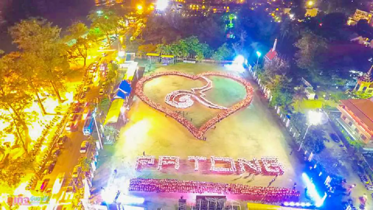ยังอยู่ในใจทุกคน สุดซาบซึ้ง พสกนิกร ไทยนักท่องเที่ยว แน่นขนัด หาดป่าตอง  จุดเทียน ร่วมแปรอักษรถวายอาลัย  