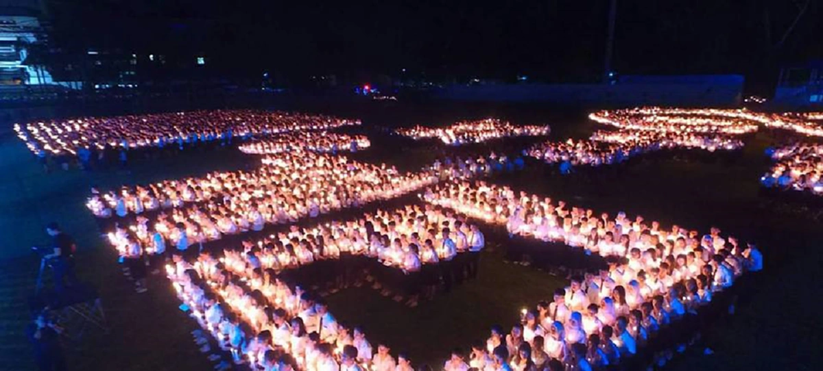 สุดยิ่งใหญ่  !!!พสกนิกรภาคใต้ หลายหมื่นคน แปลอักษร รวมใจเป็นหนึ่ง ถวายความอาลัย "ในหลวง รัชกาลที่ 9"  