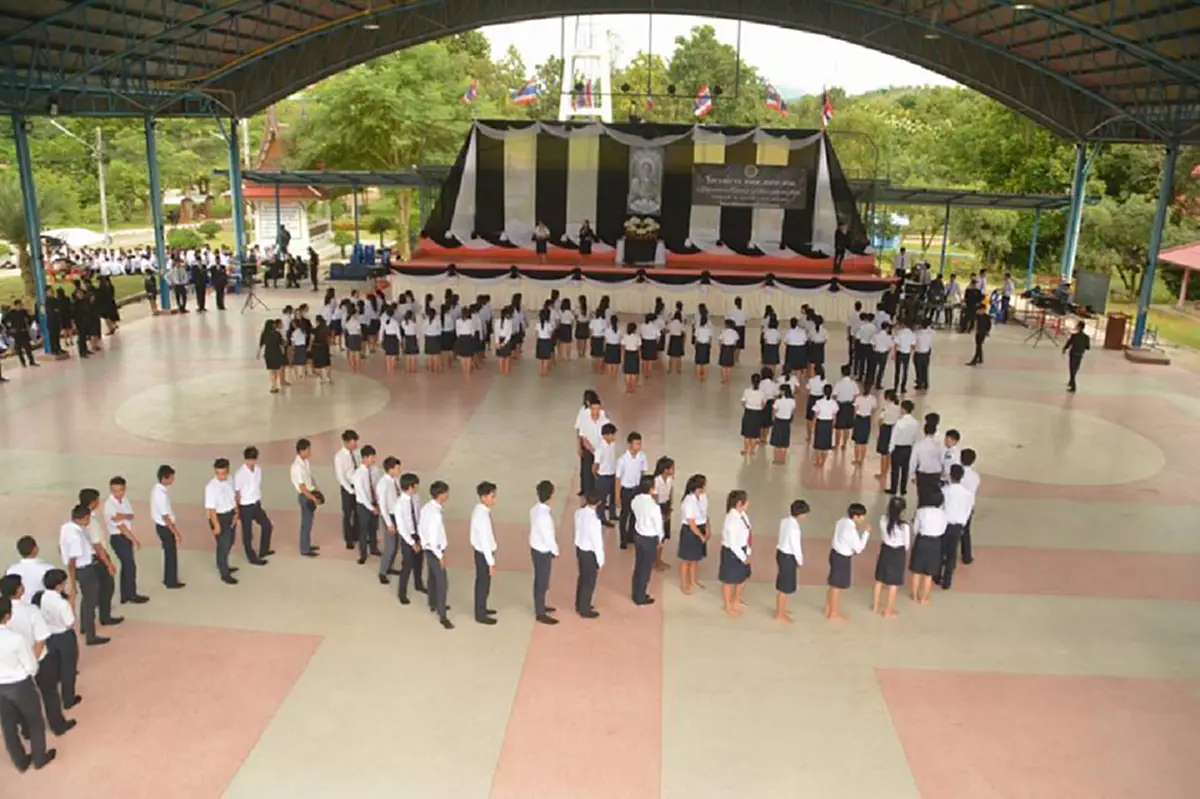 งดงาม!! คณะครู นักเรียน วิทยาลัยการอาชีพชนแดน ร่วมแปรอักษร-ปฏิญาณตน ทำความดี ถวายพ่อหลวง!!