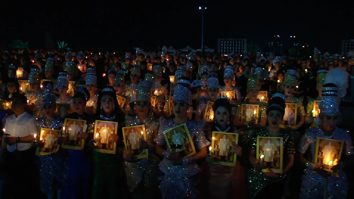 หมอลำอาลัยพ่อหลวง!!!หมอลำกว่า 3,000 ชีวิต รวมใจลำเทิดพระเกียรติ-ลำหมู่เทิดไท้องค์ราชันย์ แสดงความอาลัยถวายในหลวง รัชกาลที่ ๙