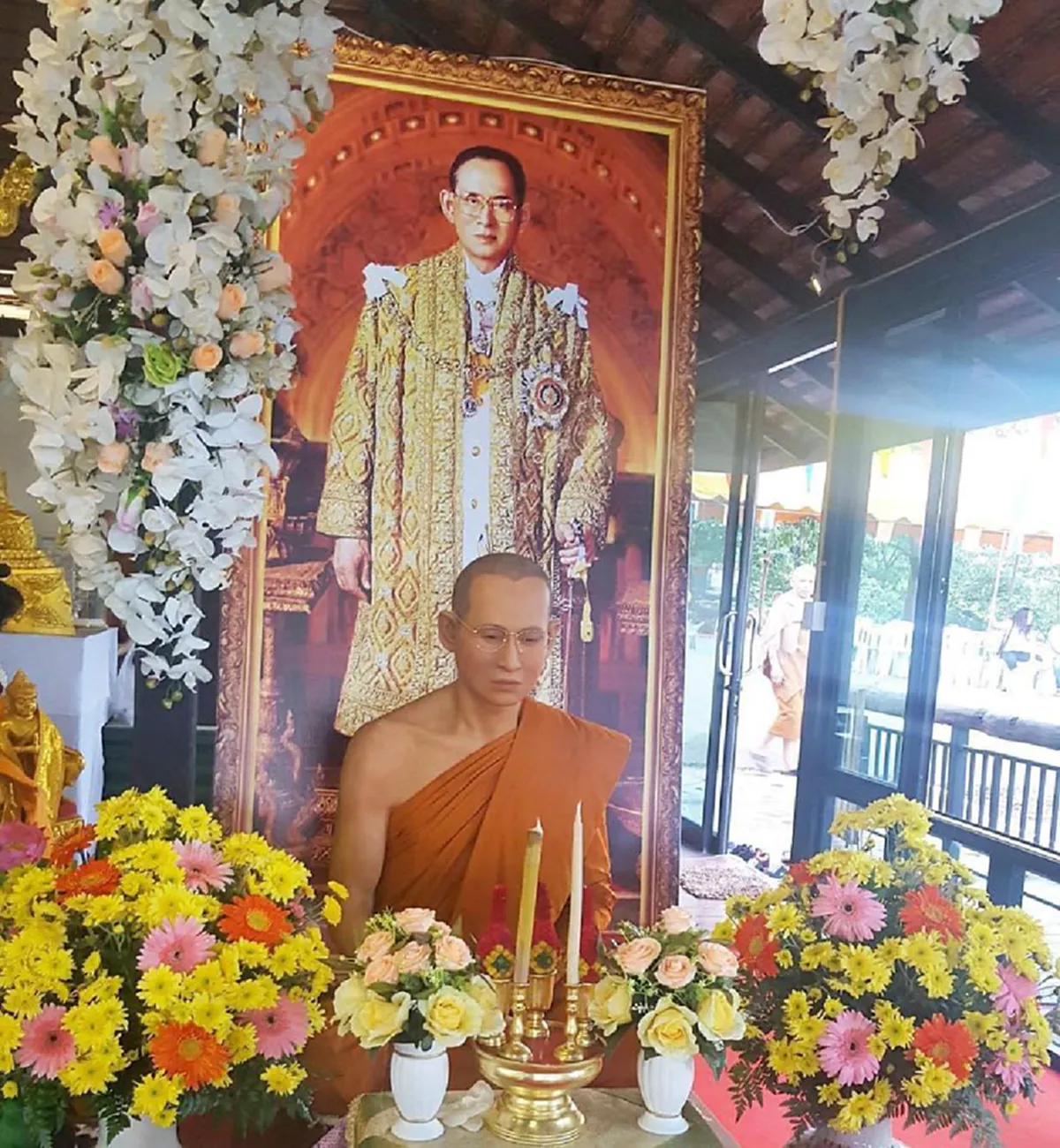 โซเชียลแชร์!! ภาพ "รูปปั้นหุ่นขี้ผึ้ง" พระบาทสมเด็จพระปรมินทรมหาภูมิพลอดุลยเดชฯ ทรงผนวช (ชมภาพ)