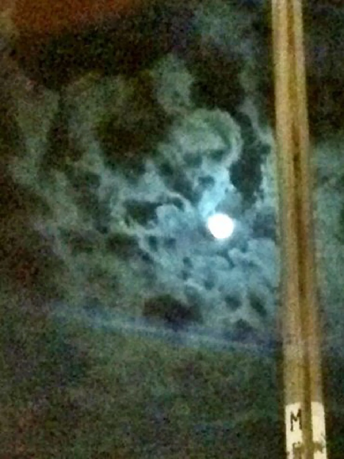 โซเชียลตะลึง!! มองท้องฟ้าคืน Super full moon เงาเมฆชัดมาก เหมือนพระพักต์ "ในหลวง ร.9" ภาพจริงไม่มีตัดต่อ!! (มีคลิป) 