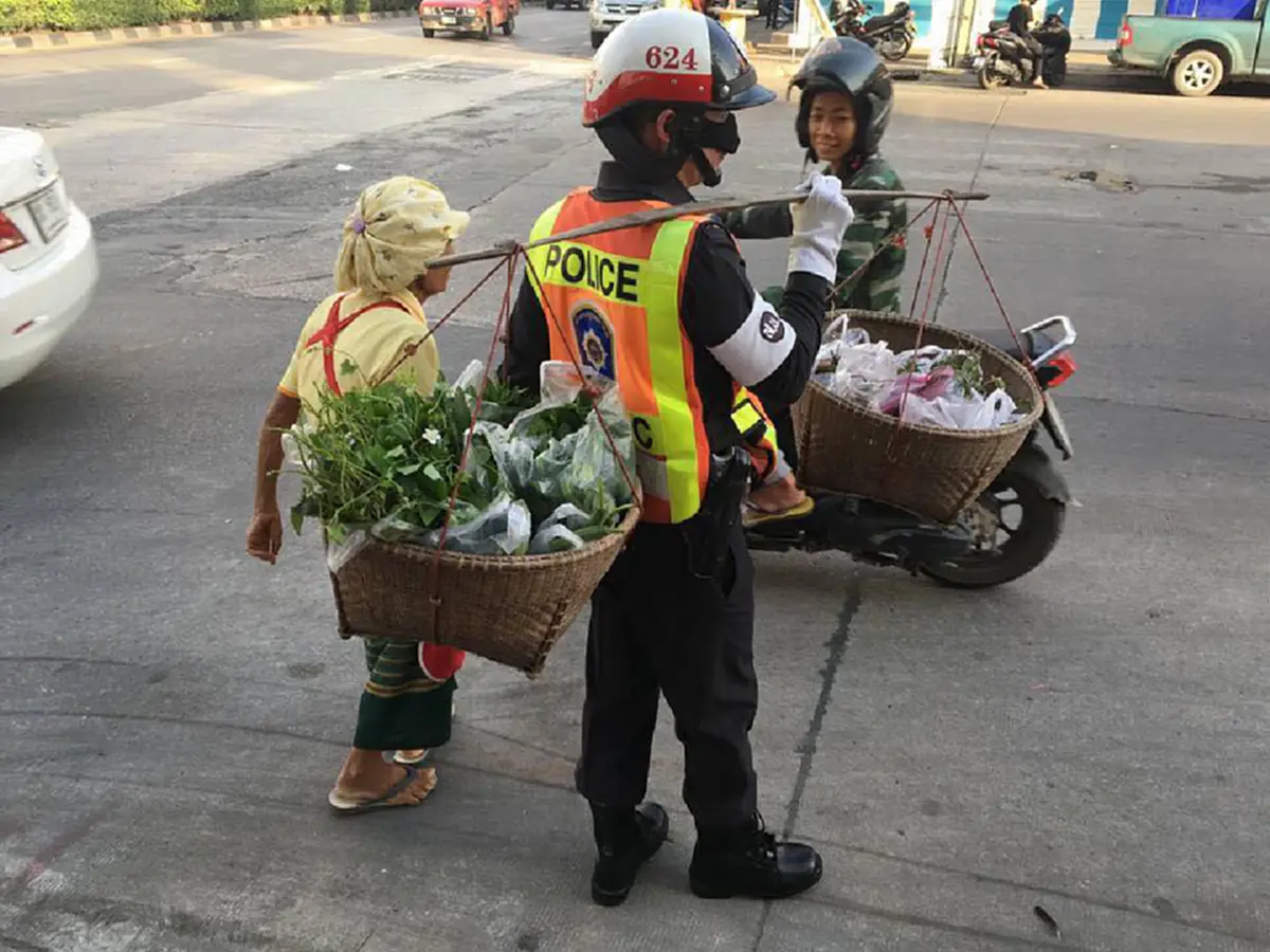 เปิดใจตำรวจคนดี!!! นายดาบตร.แบกหาบผักช่วยยายรับตกใจกลายเป็นคนดังโลกโซเชียลฯ บอกแค่รู้สึกดีถ้าได้ช่วยเหลือปชช.ฟังแล้วขอปรบมือให้รัวๆเลย !?!