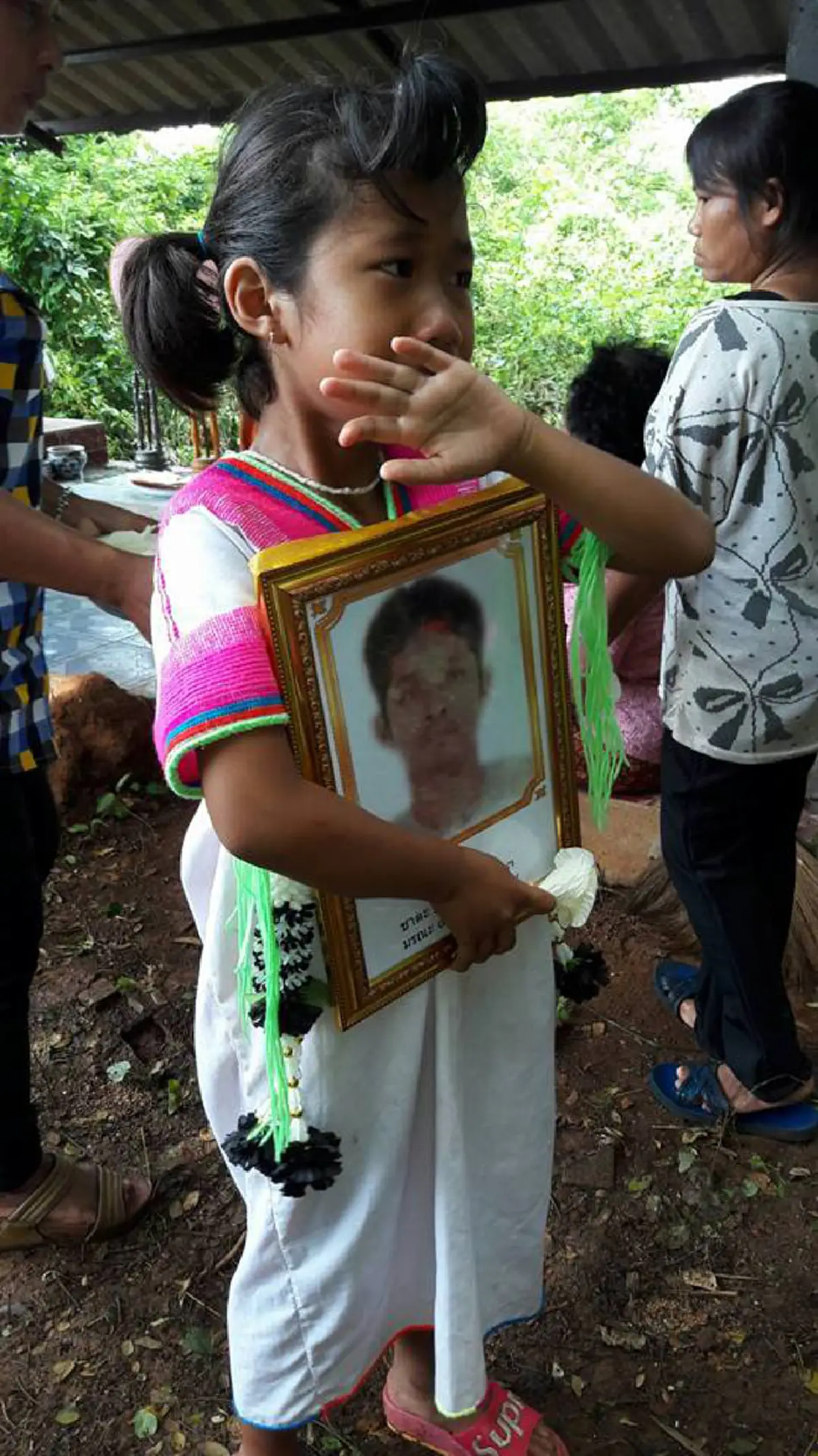 โซเชียลแชร์ ทวงความยุติธรรม !!! จนท.อนุรักษ์ป่า สุดป่าเถื่อนคิดว่าใหญ่มาจากไหน ยิงหัวชาวบ้านตายขณะเข้าไปหาเห็ด ...ลูกสาวร่ำหายใจจะขาด 