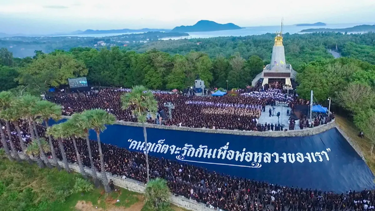 30 วันแล้วนะที่พ่อไม่อยู่...!! ชาวภูเก็ตร่วมใจถวายอาลัย ถือเป็นอีกหนึ่งภาพประจักษ์ให้โลกรู้คนไทยรัก "ในหลวง รัชกาลที่ ๙" แค่ไหน??