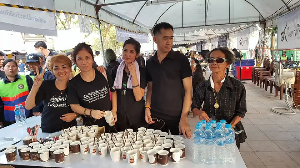 ทีนิวส์ขอบคุณแฟนข่าวทีนิวส์ ที่ร่วมเป็นจิตอาสา แจกอาหารประชาชนที่สนามหลวง ร่วมทำความดีถวายในหลวง ร.๙