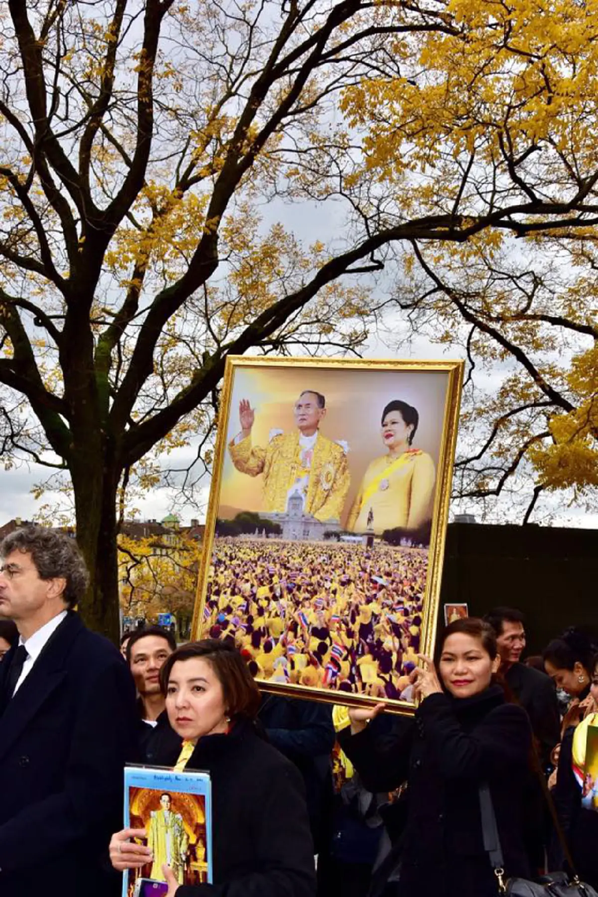 เป็นที่ประจักษ์ !!!  "ชาวสวิสเซอร์แลนด์ " นับพันคน  ร่วมเดินขบวนสดุดี "ในหลวงรัชกาลที่ 9" ยกย่องพระมหากษัตริย์นักพัฒนา 