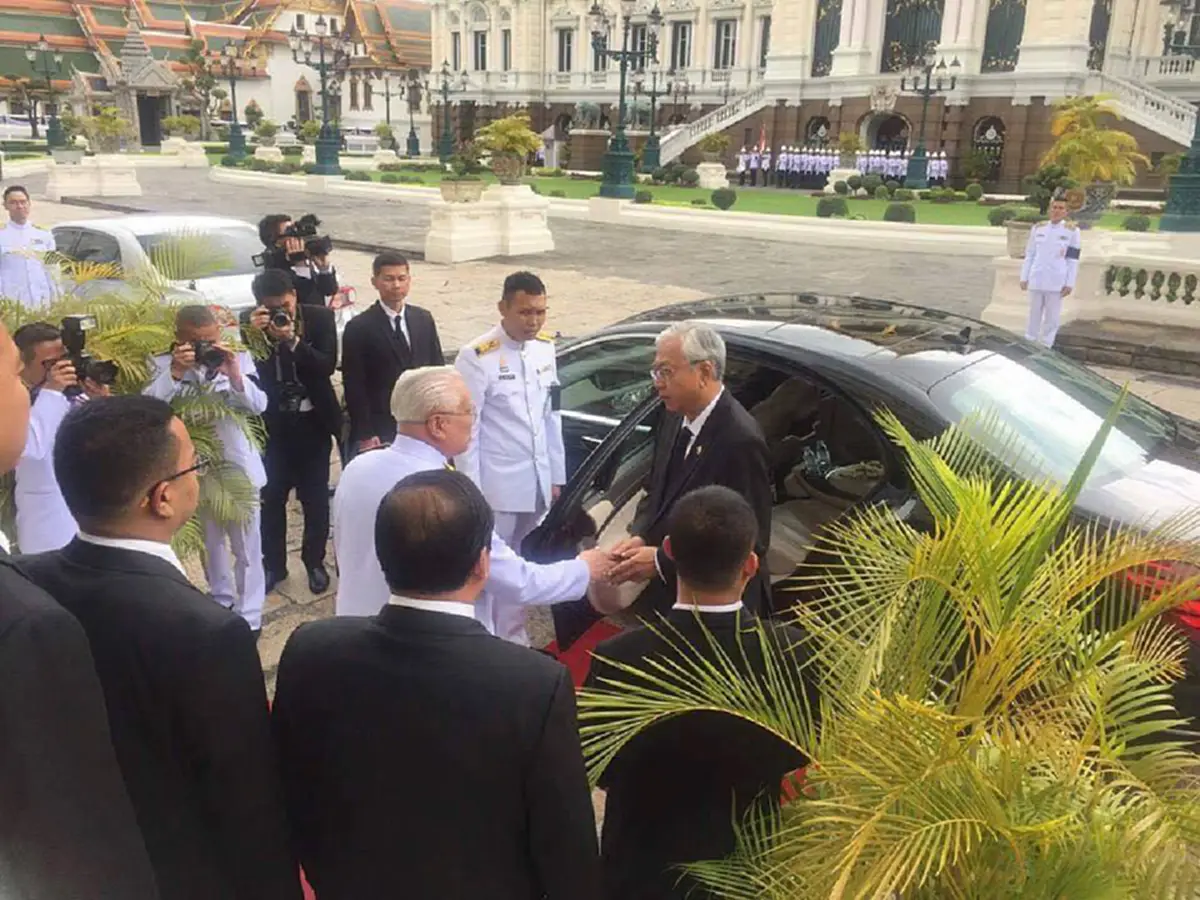 อู ถิ่นจอ ประธานาธิบดีเมียนมา วางพวงมาลาถวายสักการะพระบรมศพ "ในหลวงร. 9" ขณะภาพชาวบ้านร่ำไห้ต่อหน้าพระบรมฉายาลักษณ์ "พ่อหลวง" ถูกแชร์ไม่หยุด