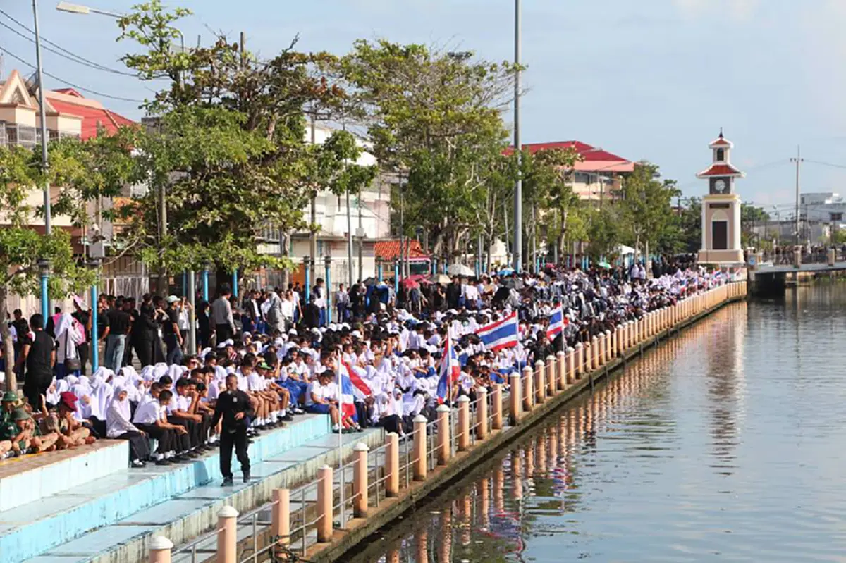 สุดยิ่งใหญ่  !!!พสกนิกรภาคใต้ หลายหมื่นคน แปลอักษร รวมใจเป็นหนึ่ง ถวายความอาลัย "ในหลวง รัชกาลที่ 9"  