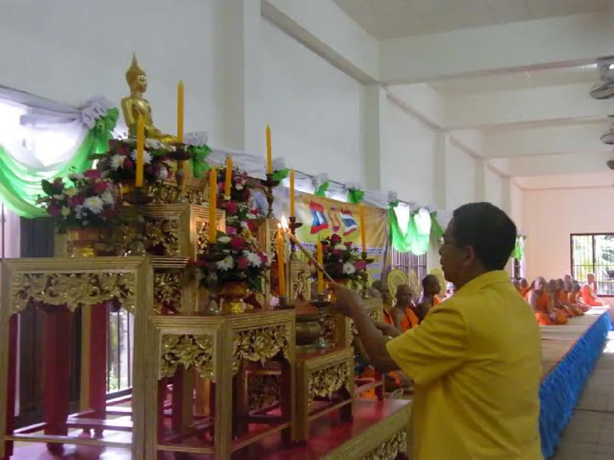 ผู้ว่าฯมุกดาหาร นำประชาชนไทย-ลาว ร่วมทำบุญตักบาตร เทศกาลเข้าพรรษา ถวายเป็นพุทธบูชา (มีภาพ)