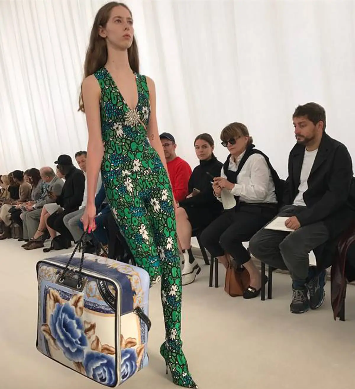 เอาอีกแล้ว Balenciaga เปิดตัวกระเป๋าคอลเลคชั่นใหม่ บนรันเวย์ ELLE Fashion week เก๋ไม่แพ้ใครแต่เอ๊ะ!!! มองยังไงก็เหมือน..(ภาพ,คลิป)