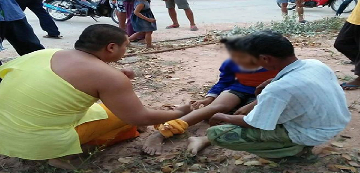 สาธุรัวๆๆๆ!!!หลวงพี่ลูกข่ายกู้ภัยเจอเหตุซึ่งหน้า เด็กหญิงเจ็บหนักนอนร้องโอดโอย ทนไม่ไหวต้องฉีกผ้าเหลืองปฐมพยาบาล ชาวเน็ตแห่ชื่นชมอนุโมทนา