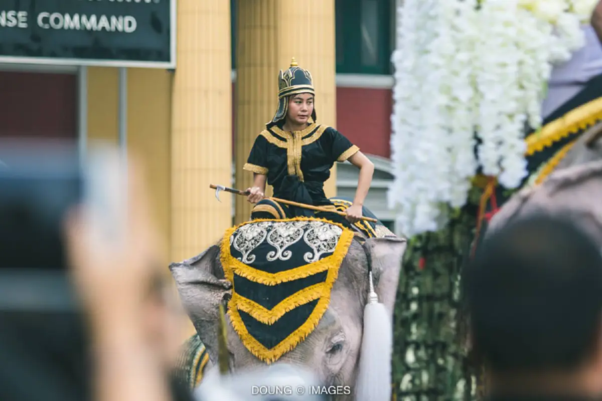 สมฐานะจริงๆ!!! ชาวเน็ตแชร์ภาพอดีตงานแต่ง "หมอพลอย" ควาญช้างสาวสวยร่วมขี่ช้างถวายความอาลัยในหลวง ร.9 บอกเลยอลังการสุดๆ ให้รู้เลยว่ามาจากปาง..ไหน!!