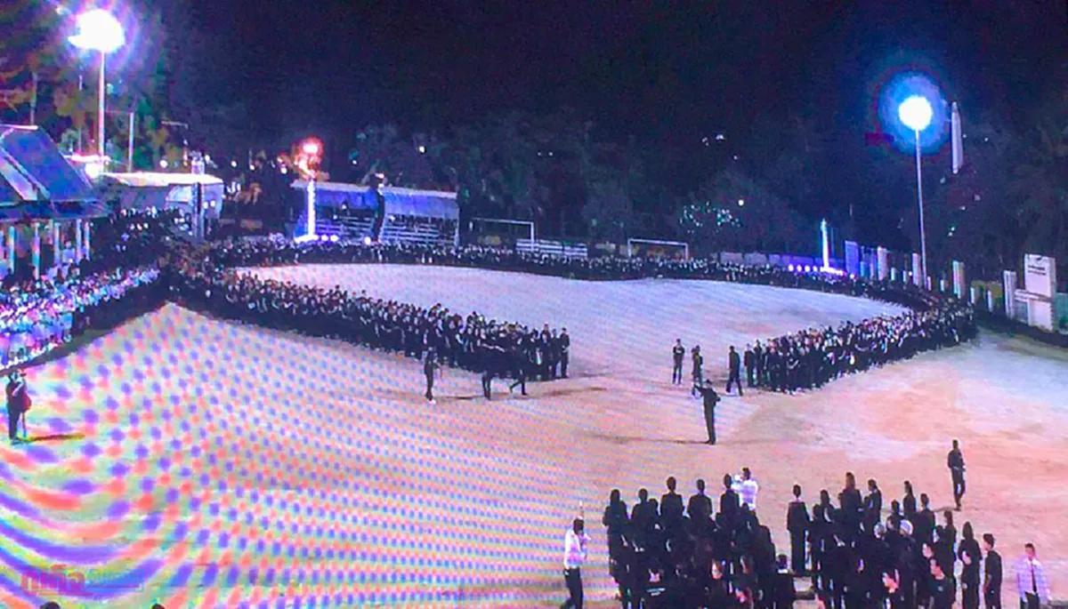ยังอยู่ในใจทุกคน สุดซาบซึ้ง พสกนิกร ไทยนักท่องเที่ยว แน่นขนัด หาดป่าตอง  จุดเทียน ร่วมแปรอักษรถวายอาลัย  