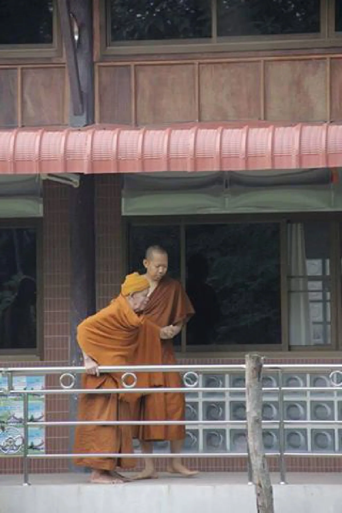 น้อมกราบ..."หลวงปู่บุญมี ปริปุณโณ"  ศิษย์อาวุโส "หลวงตามหาบัว" ในวัยใกล้ 90 ปี แต่ยังเดินจงกรมทุกวัน เสาหลักพระกรรมฐาน