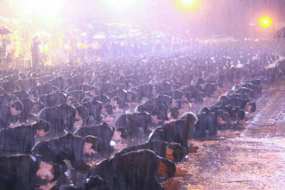 สุดซึ้งใจ แม้ฝนตกก็ไม่ท้อ!! ชาวอุดรกว่า 1 พัน ร่วมร้องเพลงสรรเสริญและรำถวายอาลัย ในหลวง ร.9 ท่ามกลางฝนที่ตกอย่างหนัก