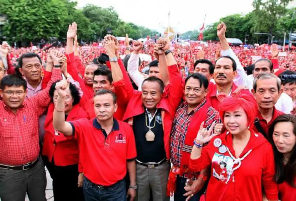 เก็บตกปรากฏการณ์ "เบส" !!! เพจดังจัดเต็มๆต้นเหตุปัญหาไทยแตกแยกวันนี้ เพราะเสื้อแดงถูกหลอกให้ชิงชังสถาบัน??