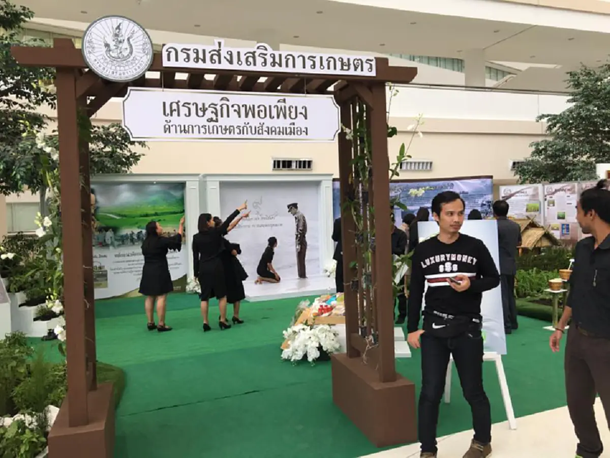 ที่สุดแห่งการเทิดทูน!!! โลกโซเชียลฮือฮาภาพพระบรมฉายาลักษณ์ 3 มิติ คนแห่กราบนำถ่ายเก็บเป็นที่ระลึกมงคลชีวิต