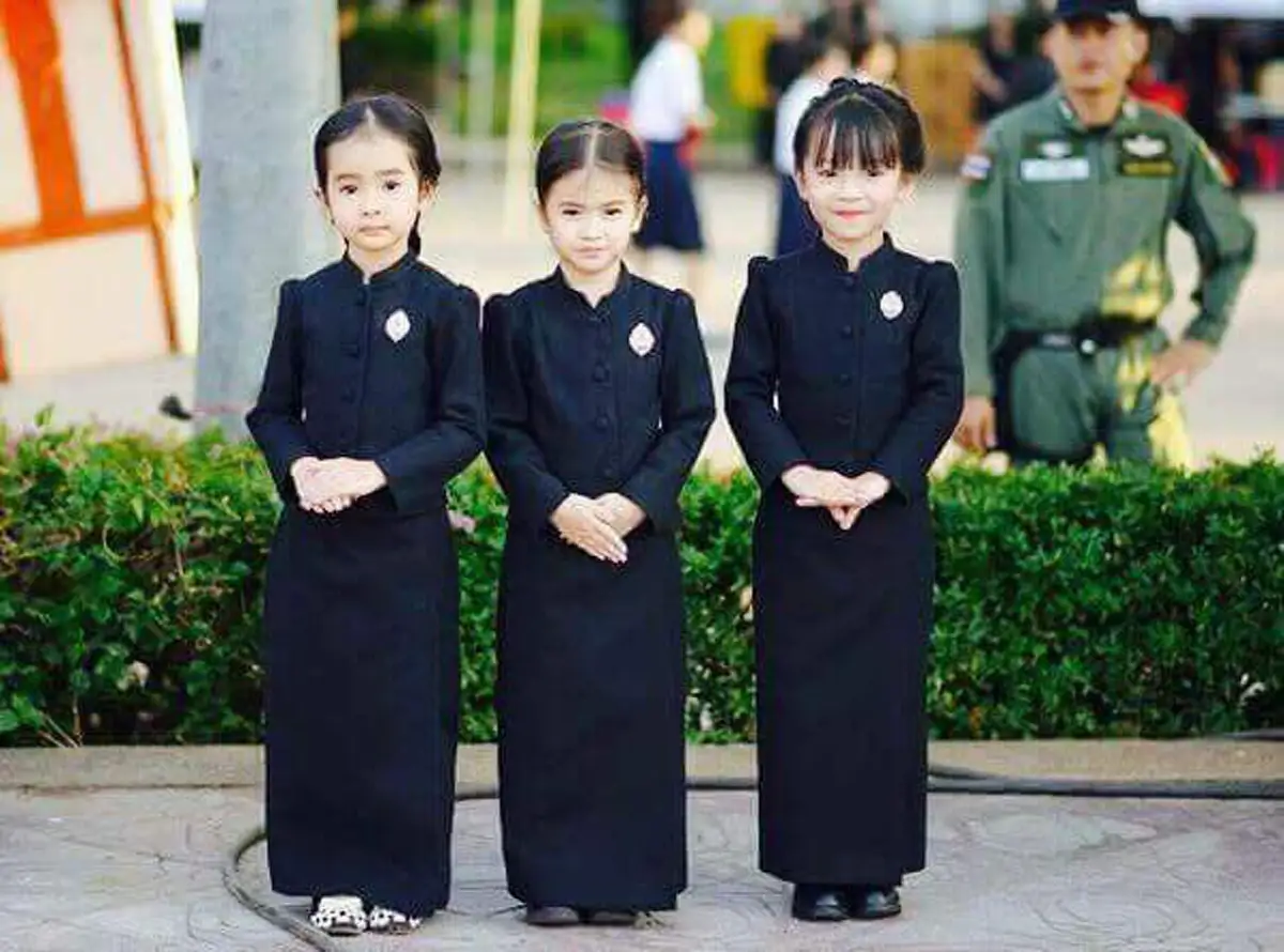 แชร์สนั่นโซเชียล!! 3 สาวน้อย งามอย่างไทยร่วมงาน แสงเทียนร้อยรวมใจถวายอาลัยองค์ภูมิพล จ.อำนาจเจริญ