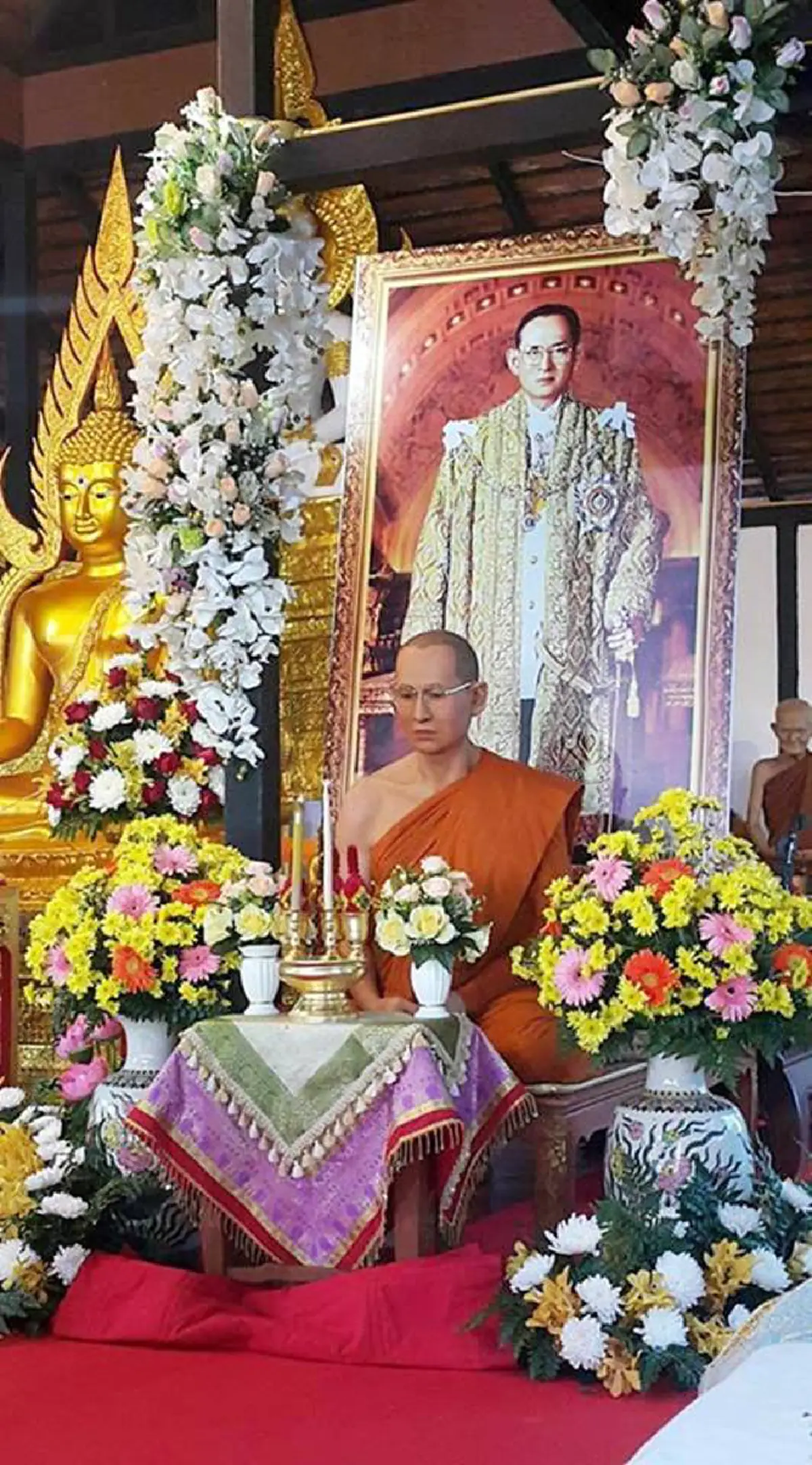 โซเชียลแชร์!! ภาพ "รูปปั้นหุ่นขี้ผึ้ง" พระบาทสมเด็จพระปรมินทรมหาภูมิพลอดุลยเดชฯ ทรงผนวช (ชมภาพ)