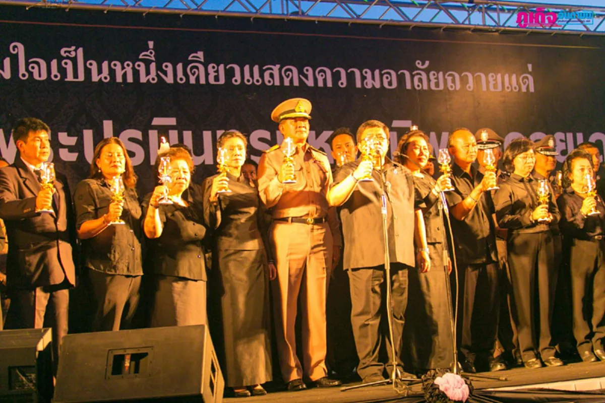 30 วันแล้วนะที่พ่อไม่อยู่...!! ชาวภูเก็ตร่วมใจถวายอาลัย ถือเป็นอีกหนึ่งภาพประจักษ์ให้โลกรู้คนไทยรัก "ในหลวง รัชกาลที่ ๙" แค่ไหน??