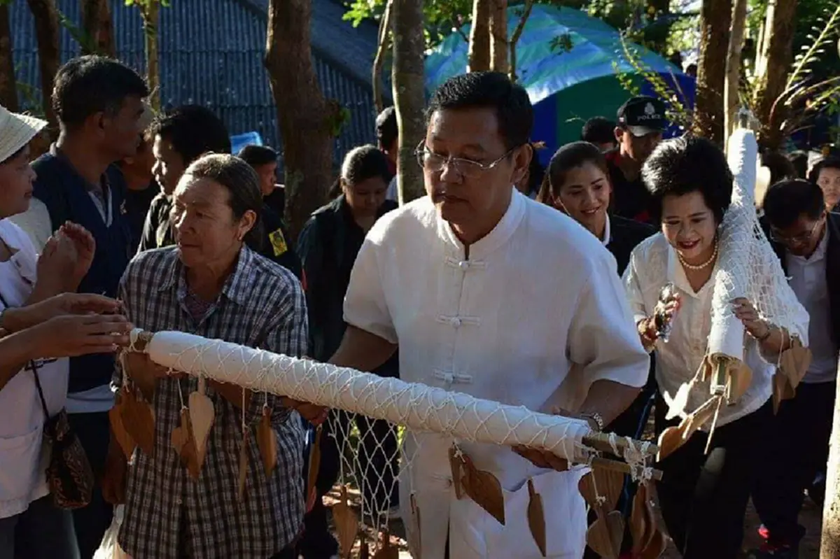 สูงสุดเสียว!!ผู้ว่าเมืองสองแคว นำชาวบ้านแห่ธงขึ้นเขาช้างล้วง สืบทอดประเพณีปักธงชัยโบราณ ระลึกถึงพ่อขุนบางกลางท่าว เจ้าเมืองในอดีต