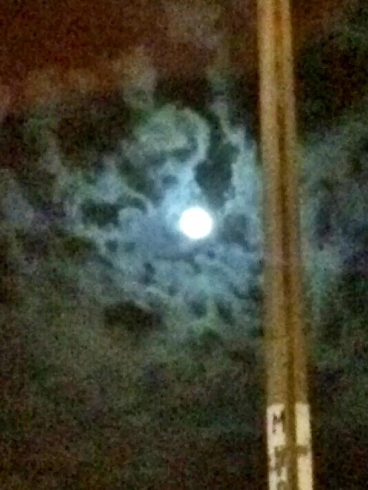 โซเชียลตะลึง!! มองท้องฟ้าคืน Super full moon เงาเมฆชัดมาก เหมือนพระพักต์ "ในหลวง ร.9" ภาพจริงไม่มีตัดต่อ!! (มีคลิป) 