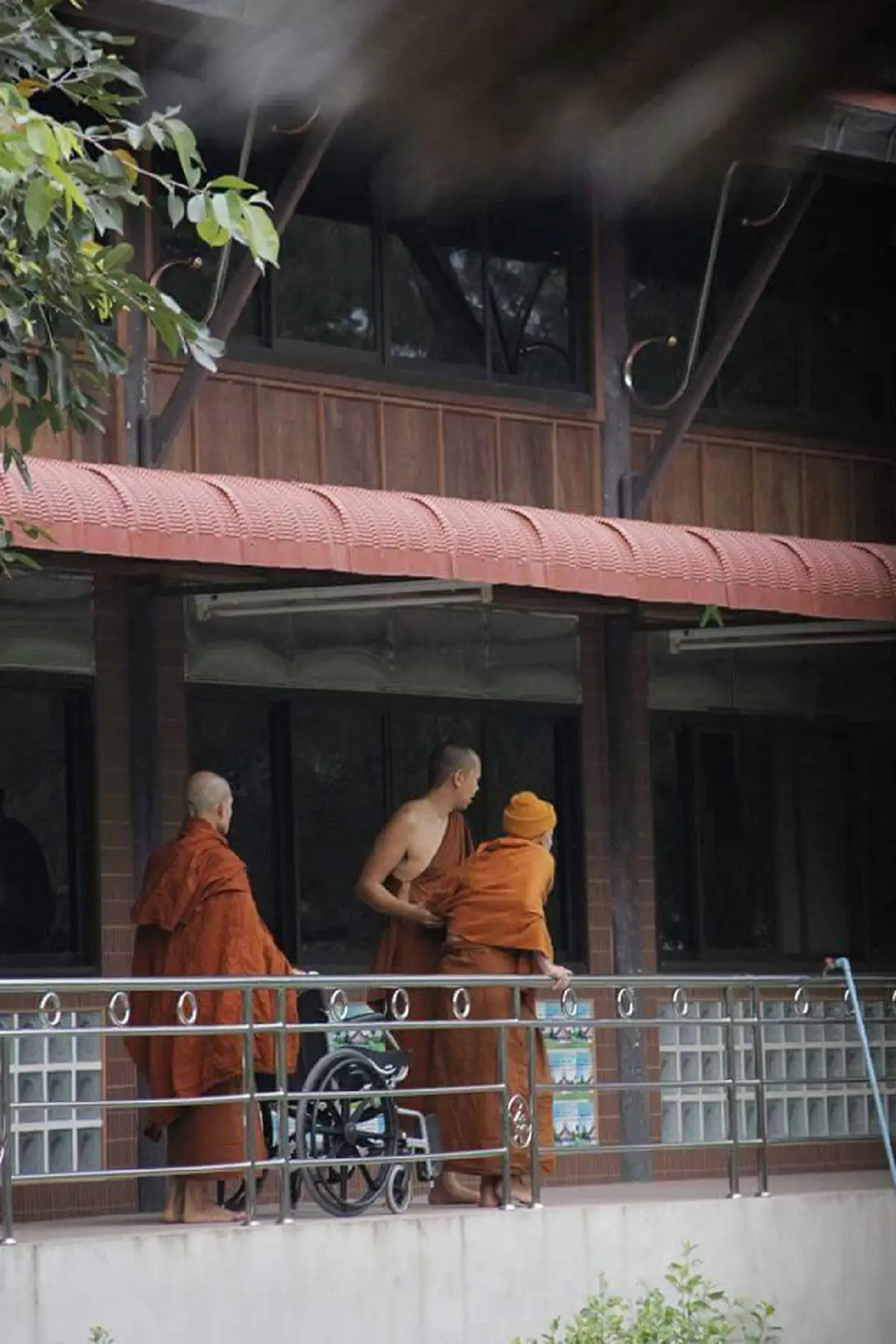 น้อมกราบ..."หลวงปู่บุญมี ปริปุณโณ"  ศิษย์อาวุโส "หลวงตามหาบัว" ในวัยใกล้ 90 ปี แต่ยังเดินจงกรมทุกวัน เสาหลักพระกรรมฐาน