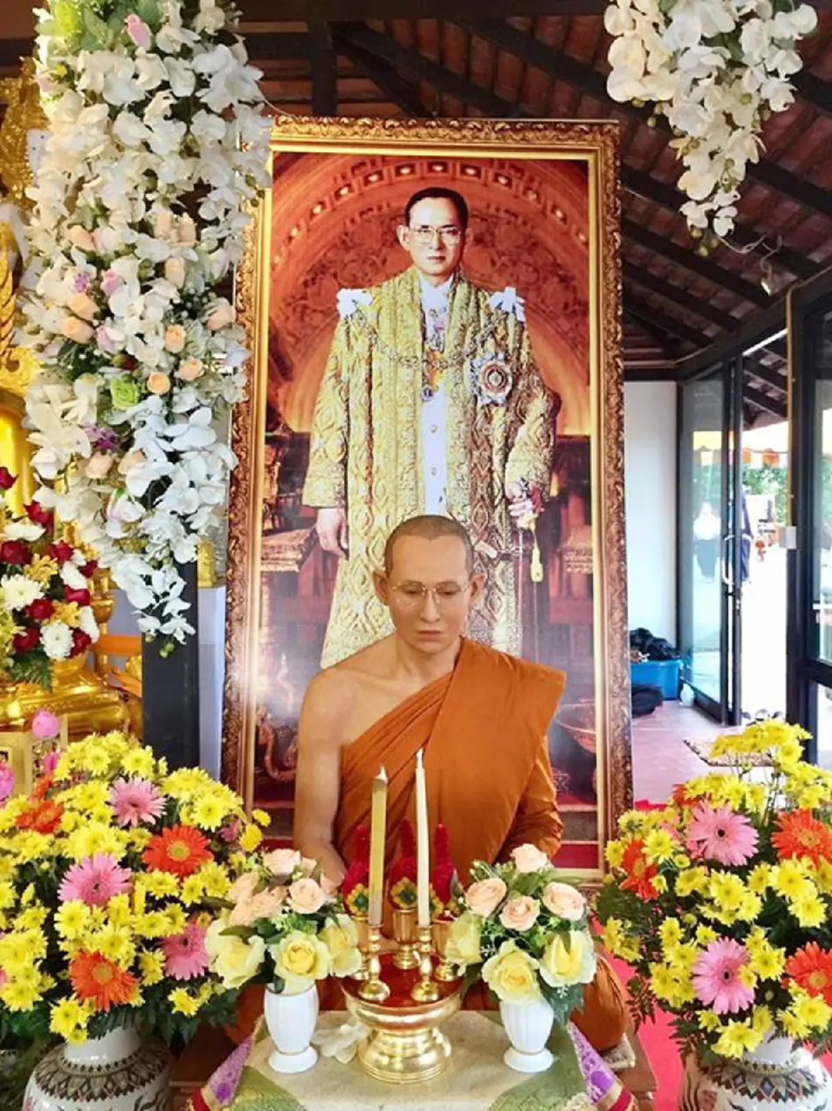 โซเชียลแชร์!! ภาพ "รูปปั้นหุ่นขี้ผึ้ง" พระบาทสมเด็จพระปรมินทรมหาภูมิพลอดุลยเดชฯ ทรงผนวช (ชมภาพ)