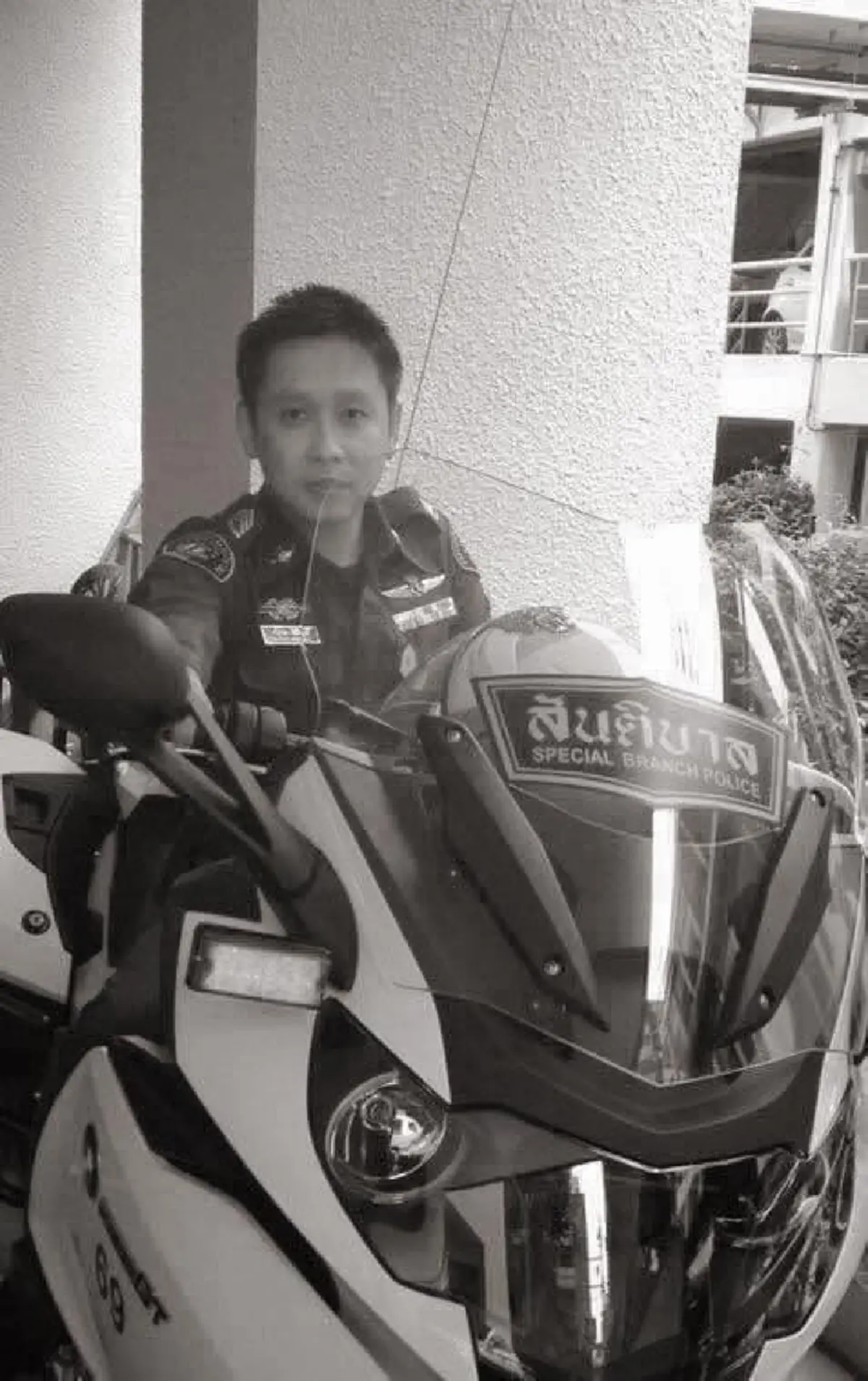 ทำไมตร.น้ำดีอยู่กับเราไม่นาน!โซเชียลแชร์เรื่องราว"นายดาบวุฒิ"ถูกรถพุ่งชนขณะปฏิบัติหน้าที่รู้ประวัติแล้วยิ่งเสียดายซ้ำร้ายลูกชายเพิ่งอายุ3ขวบ