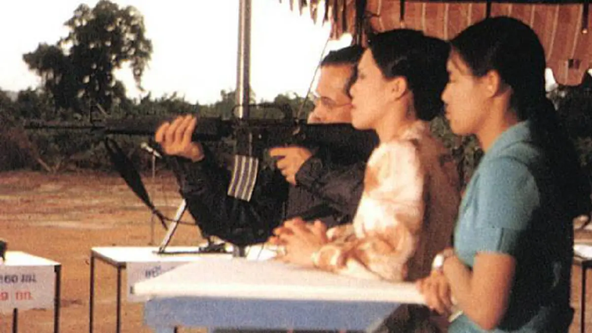 "ปืนกระบอกนี้วิเศษมาก บรรจุ ๑๘ นัด แต่ยิงได้ถึง ๒๐ นัด" พระอารมณ์ขัน "ในหลวงร.๙" ครั้งทรงพระแสงปืน ณ ค่ายนเรศวร 