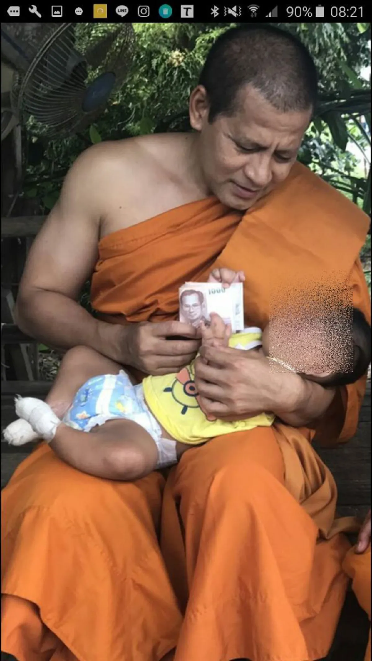 "น่าสงสารที่สุดเลย...โยม" หลวงพี่บิณฑ์เอ่ยขณะช่วยเหลือเด็กน้อยวัย 8 เดือนป่วยสารพัดกรรมรุมเร้า เห็นแล้วเศร้าช่วยได้ช่วยกัน...อนุโมทนาบุญสาธุๆ!!