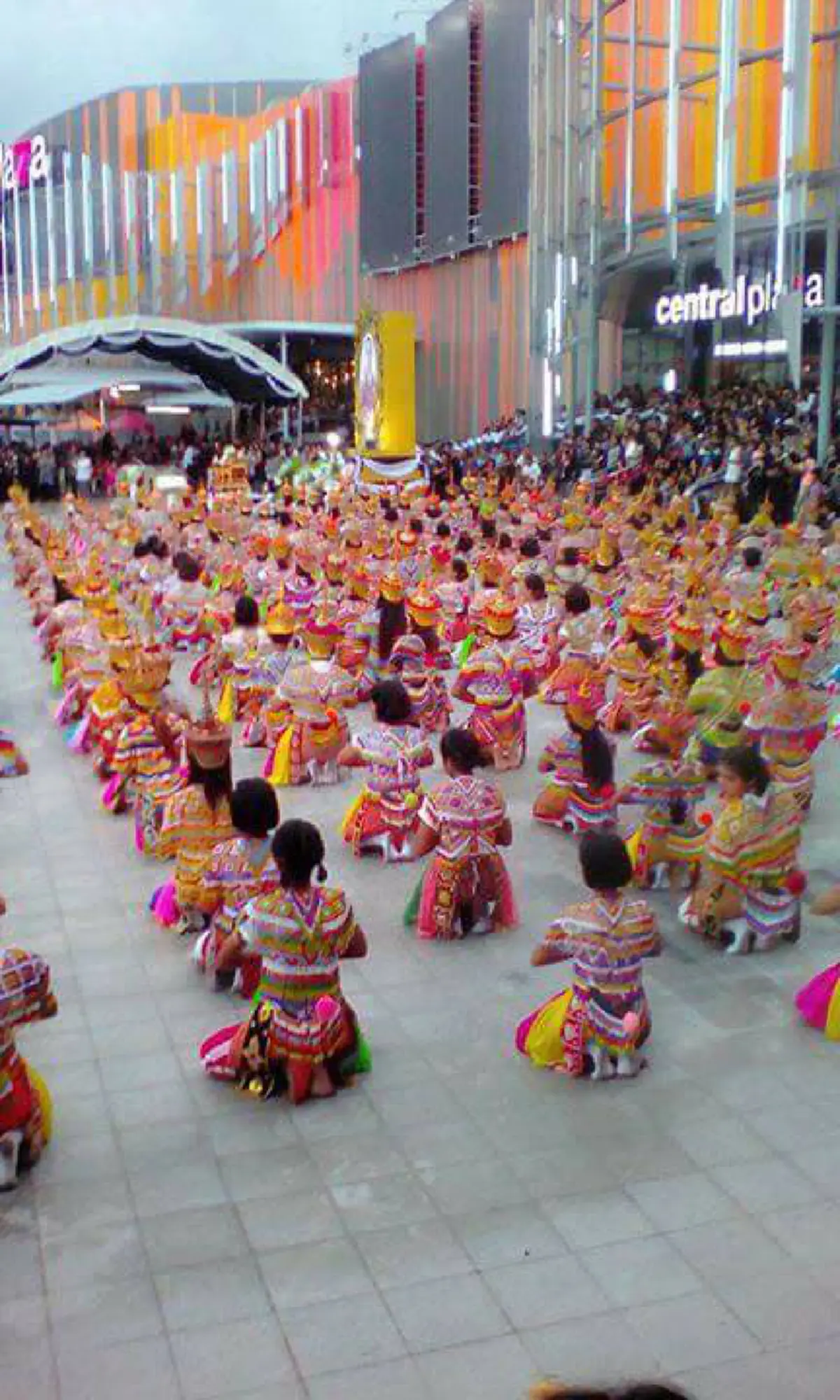 ยิ่งใหญ่อลังกาล !!! หาดูยากมาก "มโนราห์" ภาคใต้รวมตัวรำถวายความอาลัย "ในหลวงรัชกาลที่9"(ประมวลภาพ)