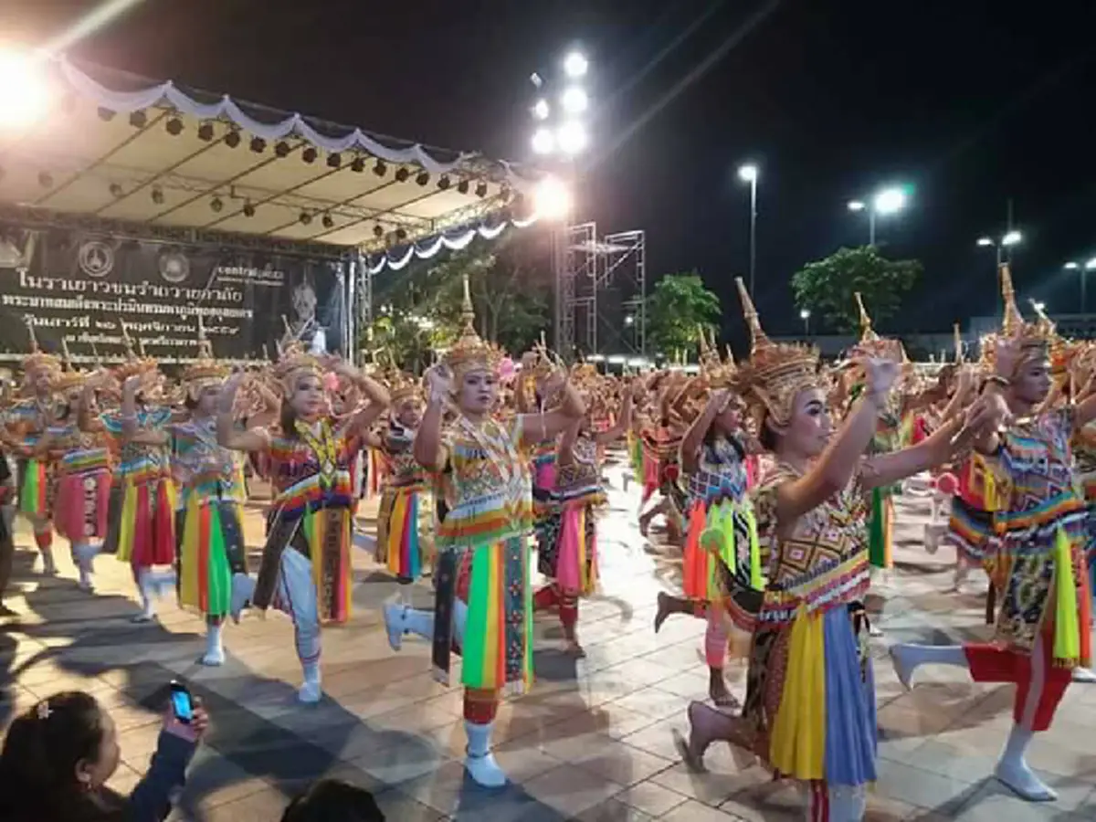 ยิ่งใหญ่อลังกาล !!! หาดูยากมาก "มโนราห์" ภาคใต้รวมตัวรำถวายความอาลัย "ในหลวงรัชกาลที่9"(ประมวลภาพ)