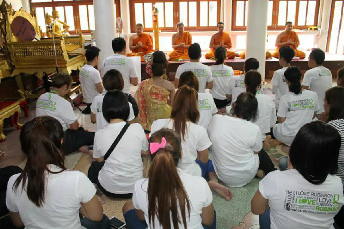 วัดดังกรุงเก่าคึกคัก!! ชาวพุทธแห่ทำบุญ-ไหว้พระช่วงหยุดยาวเข้าพรรษาแน่น (มีภาพ)