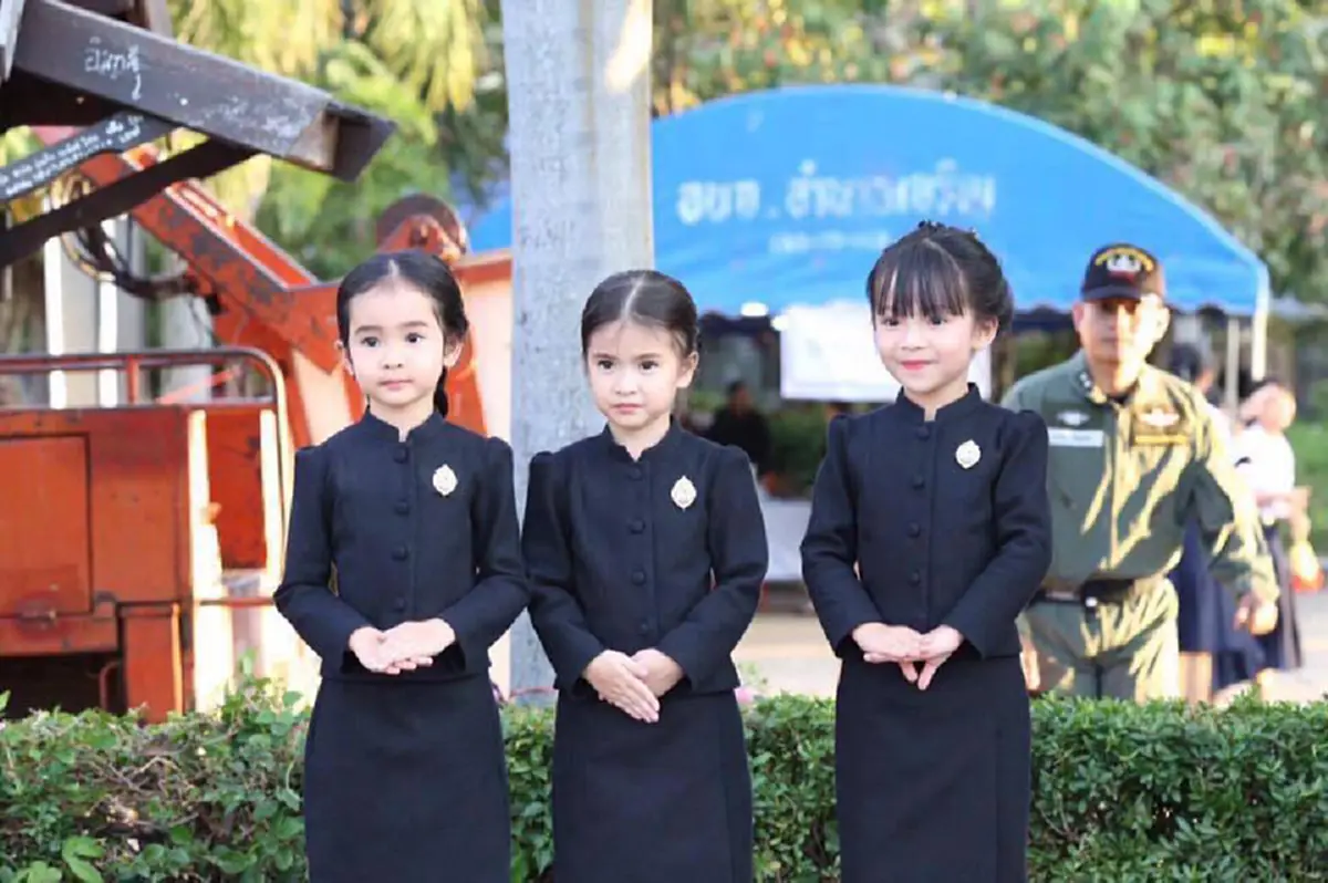 ลูกสาวใครน่าร๊ากกก!!! ชาวเน็ตแห่กดไลค์รัวๆ ภาพ "หนูน้อย 3 สาว" แต่งชุดไทยสีดำเรียบร้อย แถมคอมเม้นท์ตอนเด็กสวยขนาดนี้ ตอนโตจะขนาดไหน (ชมภาพ)