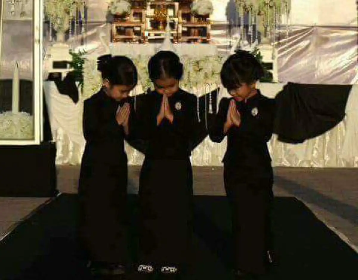 แชร์สนั่นโซเชียล!! 3 สาวน้อย งามอย่างไทยร่วมงาน แสงเทียนร้อยรวมใจถวายอาลัยองค์ภูมิพล จ.อำนาจเจริญ