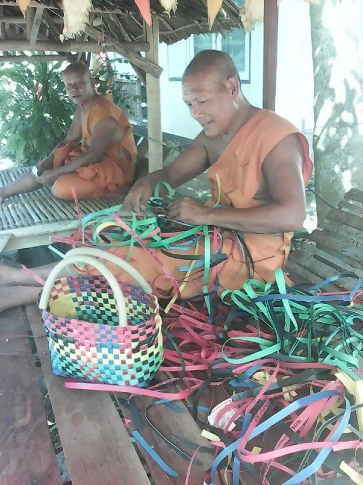 สาธุ! เห็นทีแรกก็แปลกใจ ทำไมพระวัดแก้วโกรวาราม กระบี่ มานั่งสานตะกร้า ปุจฉาถามถึงบางอ้อวัดใหญ่แค่ไหนไม่สำคัญเท่ายึดหลักศาสนาในใจพระรูปนั้น ?