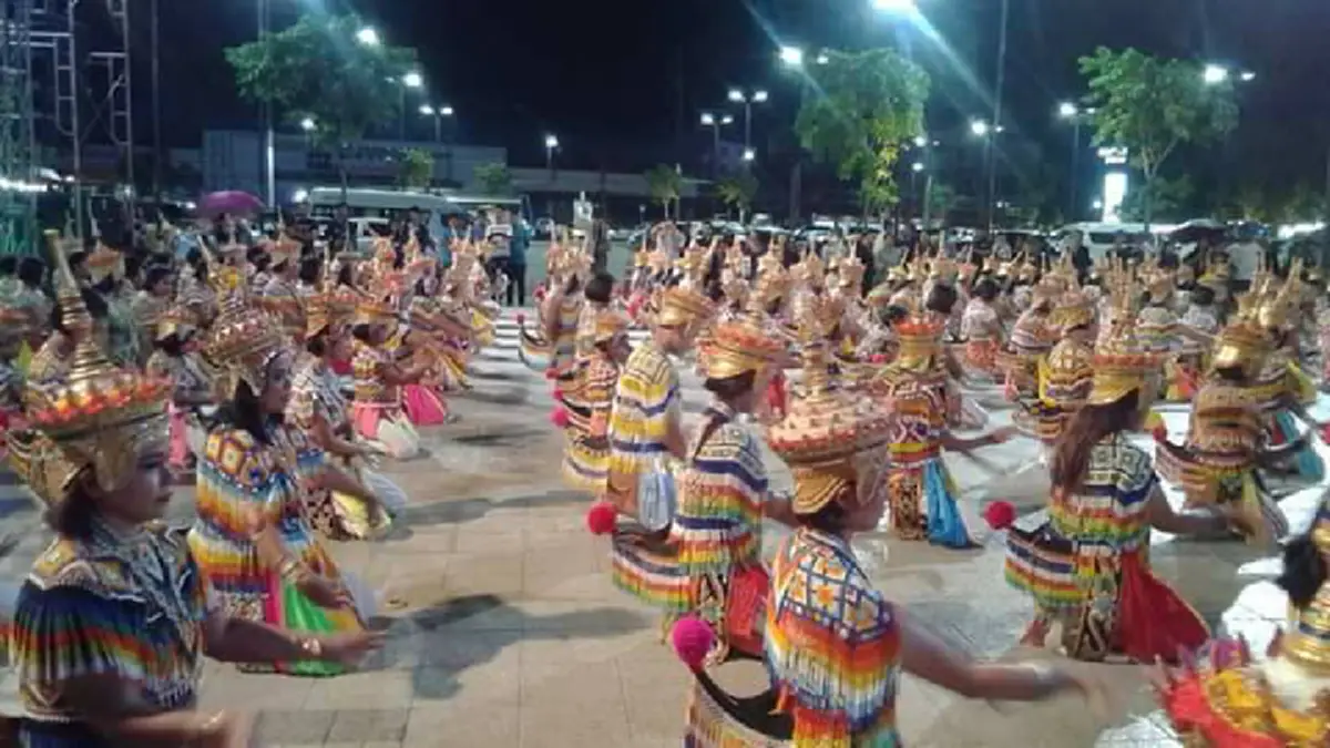 ยิ่งใหญ่อลังกาล !!! หาดูยากมาก "มโนราห์" ภาคใต้รวมตัวรำถวายความอาลัย "ในหลวงรัชกาลที่9"(ประมวลภาพ)