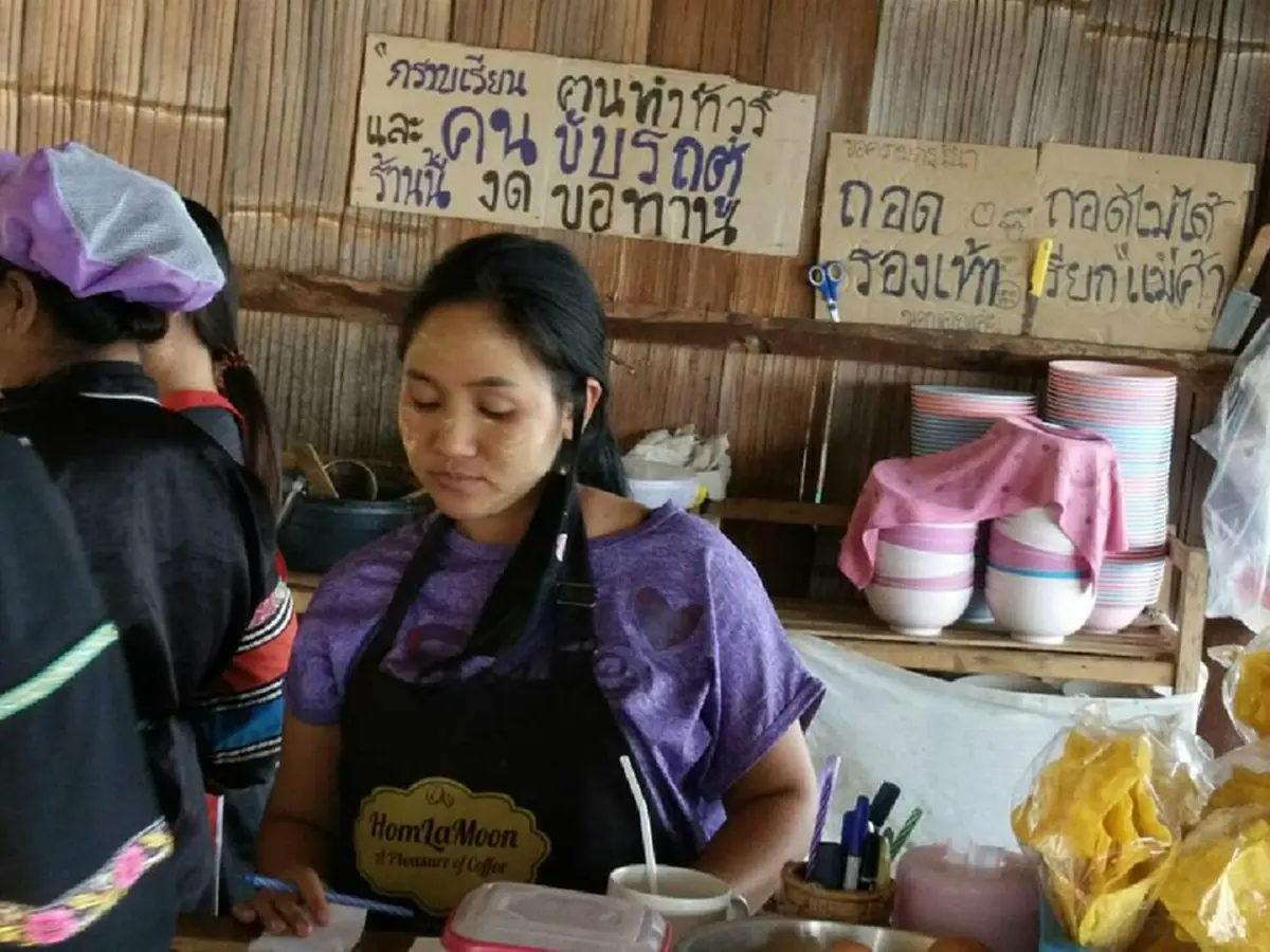 ดราม่าสนั่นโซเชียล !!! "คนทำทัวร์-คนขับรถตู้"  รวมตัว "บอยคอตต์" ร้านก๋วยเตี๋ยวล้านวิว ...เห็นเหตุผลพีคหนัก เป็นใครก็รับไม่ได้