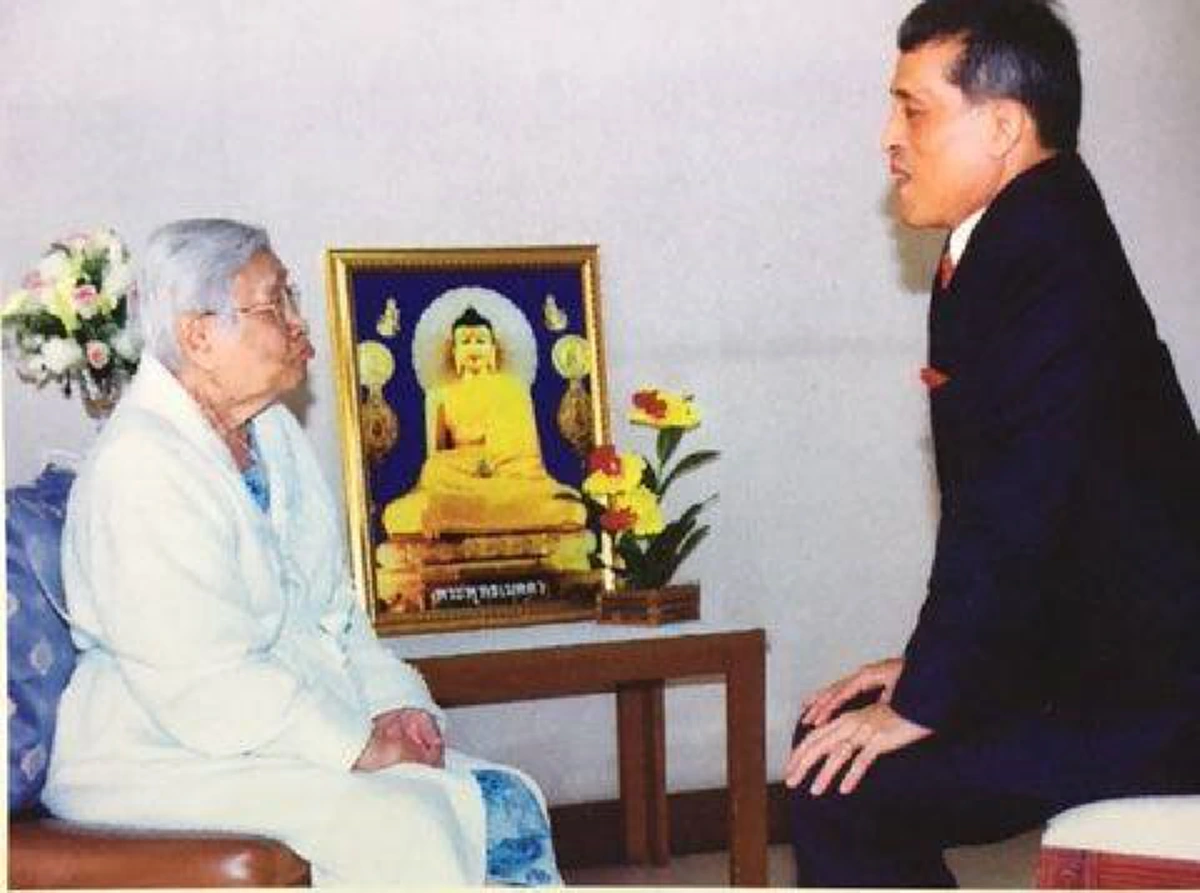 พระพี่เลี้ยงพระเจ้าแผ่นดิน... บทความสุดประทับใจ ของ สมเด็จพระเจ้าอยู่หัวมหาวชิราลงกรณฯ ที่มีต่อ พระพี่เลี้ยงในพระองค์