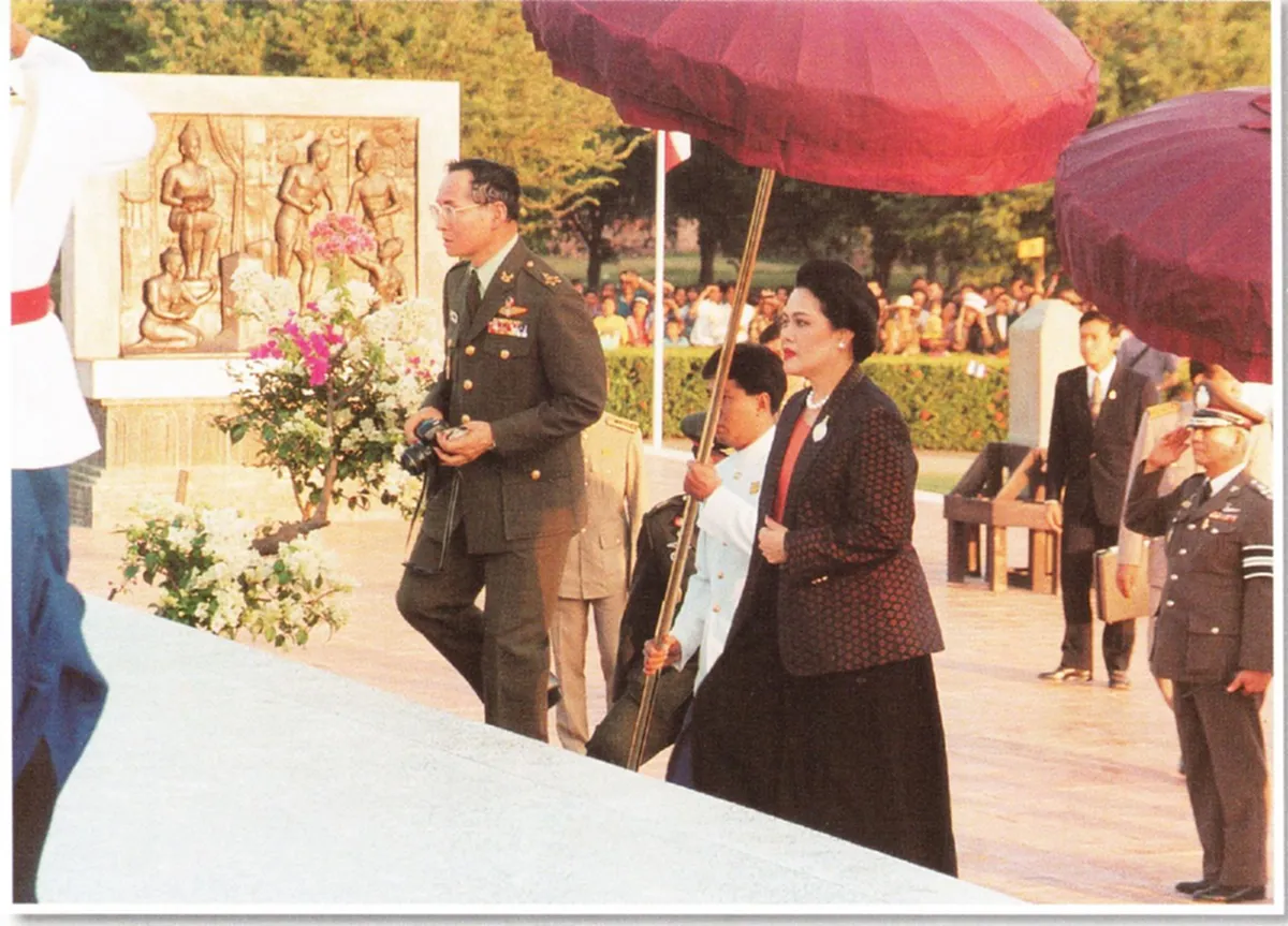 "ในหลวง ร.๙ ทรงเบิกพระเนตรพระพุทธรูป" ภาพชุดหาชมยาก เมื่อครั้งเสด็จพระราชดำเนิน จ.สุโขทัย (มีภาพ)