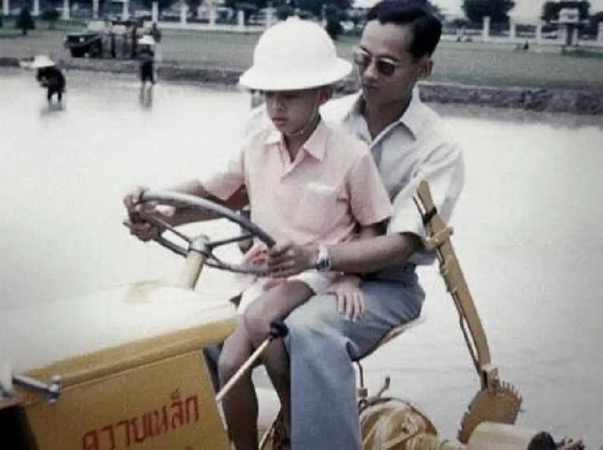 ซาบซึ้งในพระมหากรุณาธิคุณ !!! "สนธิญาณ"  ชวนคนไทยที่อยู่ใน"รัชสมัยสองแผ่นดิน" ถวายความจงรักภักดีต่อพระมหากษัตริย์รัชกาลที่ ๑๐ 