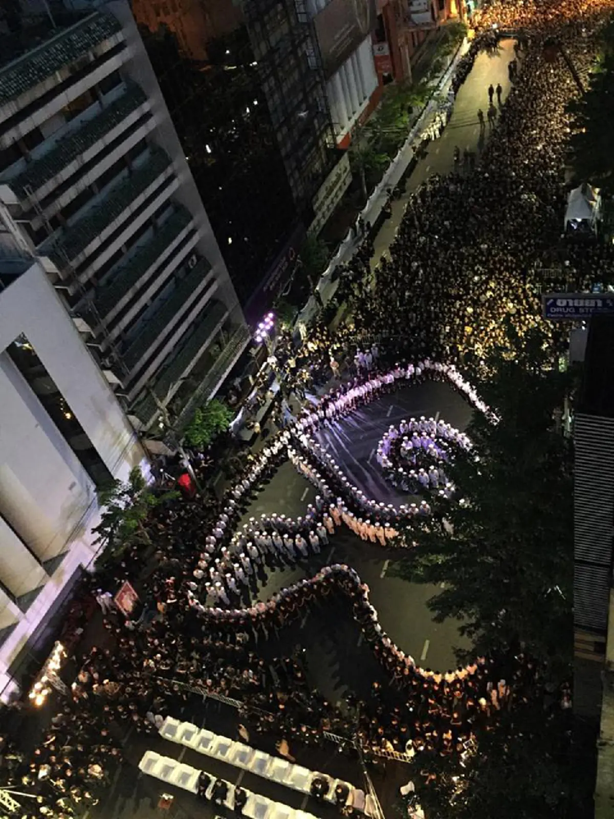 ยิ่งใหญ่จากหัวใจชาวไทย-จีน!!! "ชาวเยาวราช" ถวายอาลัยในหลวงร.๙ จุดเทียน-แปรอักษร ปิดถนนแจกอาหารฟรี!!! (ชมคลิป)