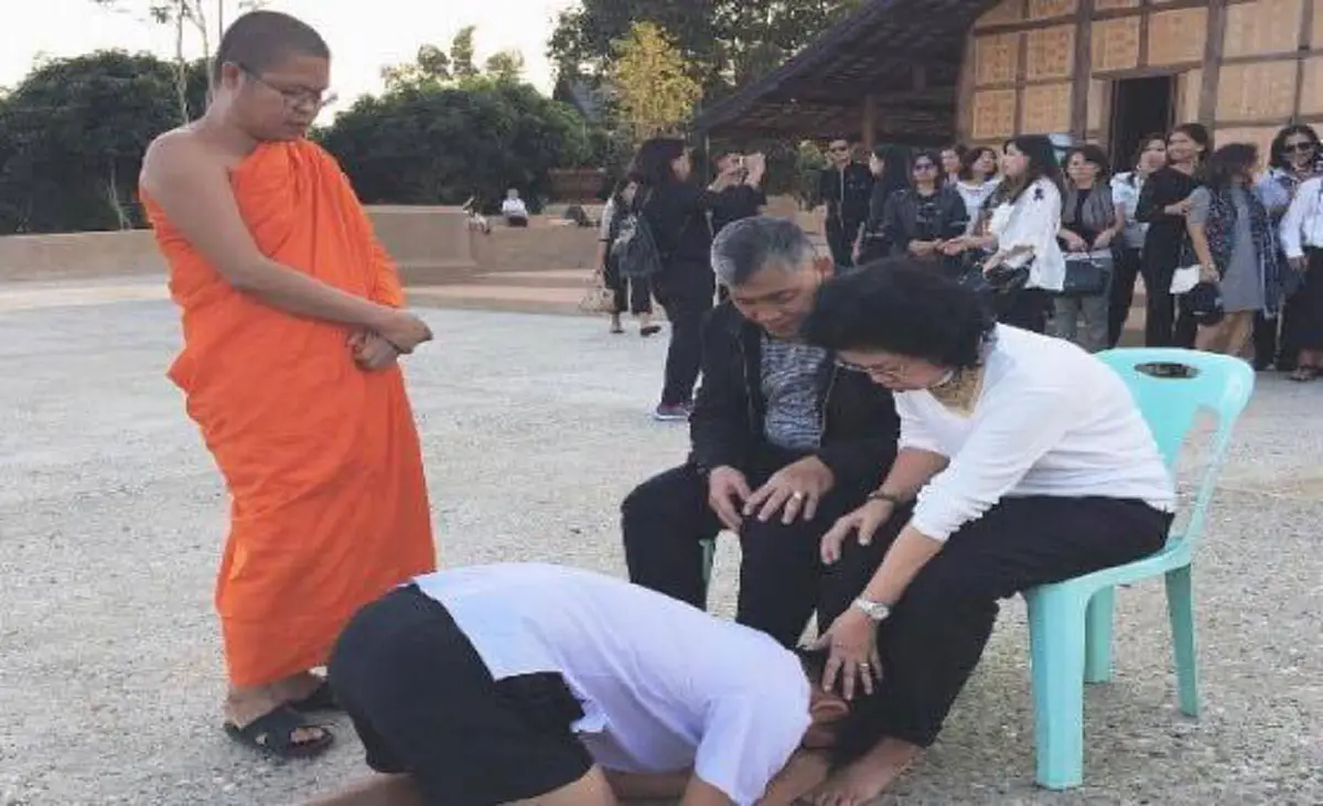 ไม่มีคำว่าสาย!!! "น็อต อัครณัฐ" ก้มกราบเท้าพ่อแม่ เข้าสู่ "ร่มกาสาวพัสตร์" ขออโหสิกรรมเริ่มต้นใหม่สู่ทางธรรม (ภาพชุด)
