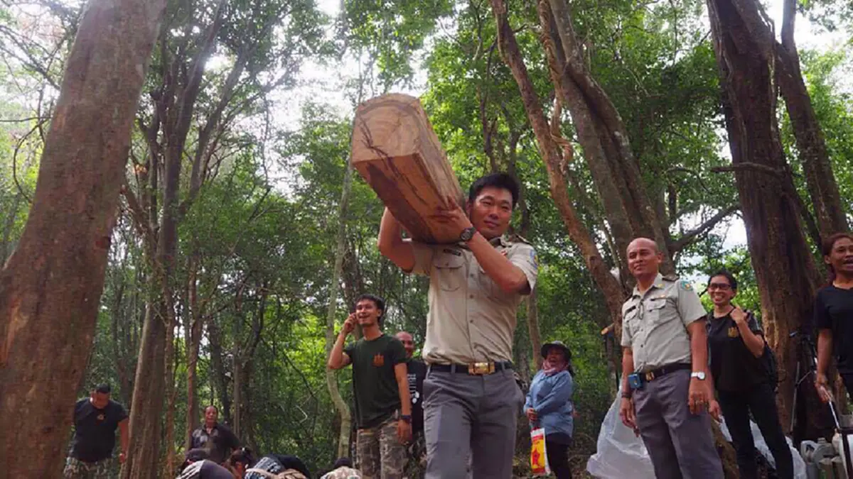 ทุกนาทีอยากให้เวลาช้าลง!!! น้ำตาซึม..ปธ.อนุรักษ์ป่ากุยบุรีอ่านกลอนถวายอาลัยพ่อหลวง เริ่มนำตัดไม้จันทร์หอมใช้พระราชพิธีถวายพระเพลิงพระบรมศพ 